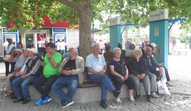 İzmir’de Emeklilerden Bakan Işıkhan’a “Yeni Hizmet Modeli’ Tepkisi: “Çalışma Bakanı Emeklilerle Dalga Geçmiş.