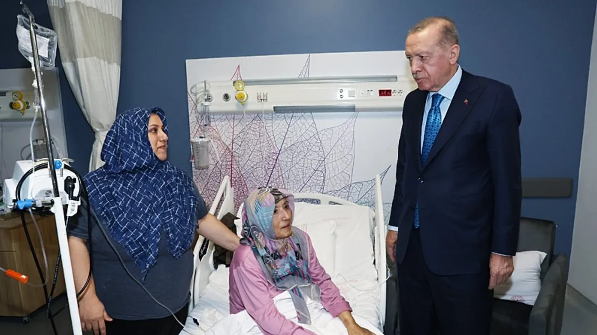 Başkan Erdoğan, Kocaeli Şehir Hastanesi’nde tedavi gören vatandaşları ziyaret etti