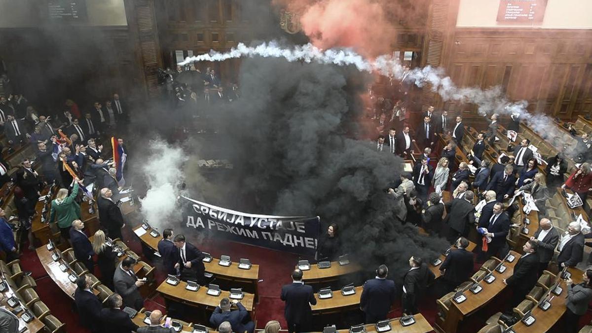 AB: Sırbistan Meclisi’ndeki kavgadan endişeliyiz